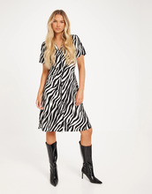 Pieces - Mönstrade klänningar - Cloud Dancer Zebra - Pcolivia Ss Dress Noos Bc - Klänningar