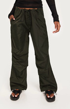 Noisy May - Cargobukser - Crocodile - Nmparachute Low Waist Loose Pant - Bukser