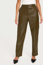 Only - PU pants - Dark Olive - Onlkim Faux Leather Cargo Pant Cc O - Byxor