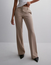 Nelly - Kostymbyxor - Beige - Low Waist Flare Suit Pants - Byxor - suit Trousers