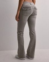 Nelly - Flare jeans - Lysegrå - Low Waist Bootcut Jeans - Jeans