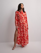 Only - Långärmade klänningar - Flame Scarlet City Graphic - Onlhelena Life L/S Maxi Dress Ptm - Klänningar - Long dresses