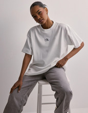 Calvin Klein Jeans - T-Shirts - Bright White - Woven Label Rib Boyfriend Tee - Toppe & t-shirts - T-shirts