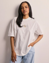 Calvin Klein Jeans - T-Shirts - Bright White - Monologo Boyfriend Tee - Toppe & t-shirts - T-shirts