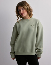 New Balance - Sweatshirts - Olivine - Iconic Collegiate Fleece Crew - Tröjor - sweatshirts