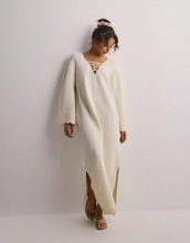 Malina - Strikkjoler - Vanilla - Disa strapped front knitted kaftan - Kjoler