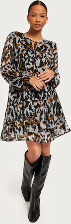 JdY - Korte kjoler - Cashmere Blue Black Watercolor - Jdysina L/S String Dress Wvn - Kjoler