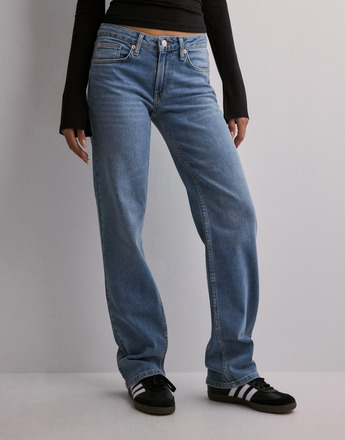 Nelly - Low waist jeans - Denim Blå - Low Waist Straight Leg Jeans - Jeans