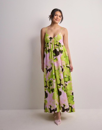 Selected Femme - Midikjoler - Lime Green Aop - Slfhelinda Aop Ankle Strap Dress B - Kjoler