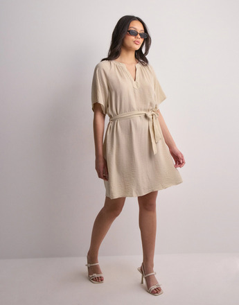 JdY - Enfärgade klänningar - Sandshell - Jdydivya Life S/S V-Neck Dress Wvn - Klänningar