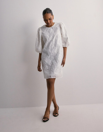 Neo Noir - Studenterkjoler - White - Limba Brocade Dress - Kjoler