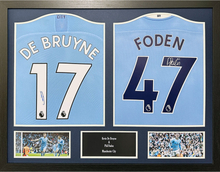 Manchester City FC De Bruyne & Foden Signeret Trøjer (Indrammet)