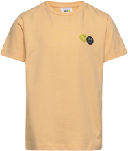 Kca X Smiley® Badge T-Shirt - Gots/ T-shirts Short-sleeved Gul Knowledge Cotton Apparel*Betinget Tilbud
