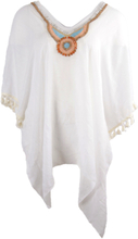 Witte tuniek met versierde hals en kwastenfranje