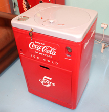 VERKOCHT - Coca-Cola Vendo 23 Deluxe Vending Machine - Consignment