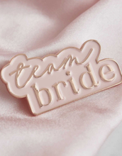 "Team Bride" Rosa og Rosegull Pin - Blush Hen
