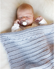 First Year by DROPS Design - Baby Filt Virkmnster 65-80 cm - 65x80 cm