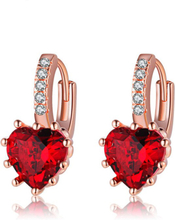 Örhängen "Red Heart" med en hjärtformad Cubic Zirconia och i 18 K Guldplätering