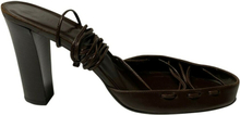 Pre-eide blonder opp stroppede sandaler med trehæler i lær