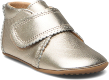 Beginners™ Velcro Scallops Shoes Pre-walkers - Beginner Shoes Gold Pom Pom