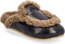 Sandals - Flat - Closed Toe - Op Slippers Hjemmesko Brown ANGULUS