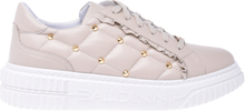 Low-top trainers in vanilla quilted nappa