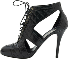 Chanel Black Quilted Leather CC Cap Toe Lace Up Booties Størrelse 40,5
