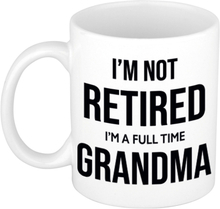 Im not retired im a full time grandma / oma pensioen mok / beker wit afscheidscadeau 300 ml