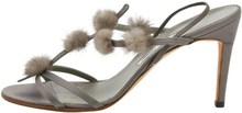 Manolo Blahnik Gray Satin Mink Pom-Pom Detalj Strappy Slingback Sandals Størrelse 40,5