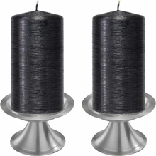 Set van 2x zwarte cilinderkaarsen/stompkaarsen 7 x 13 cm met 2x zilveren kaarsenhouders