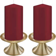 Set van 2x donkerrode cilinderkaarsen/stompkaarsen 8 x 15 cm met 2x gouden kaarsenhouders