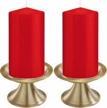 Set van 2x rode cilinderkaarsen/stompkaarsen 8 x 15 cm met 2x gouden kaarsenhouders