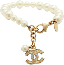 Pre-eide Chanel Gold Tone Faux Pearl Crystal CC Charm armbånd