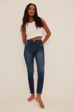 NA-KD Skinny jeans med rå nederkant och hög midja - Blue