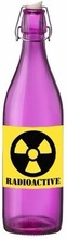 Paarse fles met radioactieve drank met beugeldop