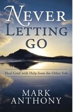 Never Letting Go: Heal Grief with Help from the Other Side (häftad, eng)