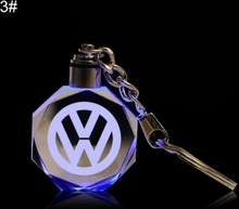 1483402 Färgglatt LED-ljus Geometrisk billogotyp unisex nyckelring Nyckelring hängande dekor för Volkswagen