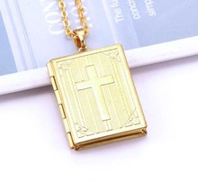 Guld Halsband med Öppningsbar Medaljong - Bok med ett Kors