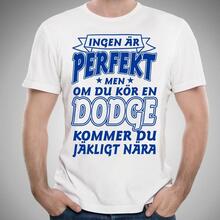 Dodge bil bomull t-shirt - Ingen är perfekt men kör Dodge....