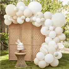 Ballongbåge med pappersfjädrar, vit & beige - 80 ballonger