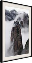 Inramad Poster / Tavla - Clouds Pierced by Mountain Peaks - 20x30 Svart ram med passepartout
