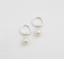 Syster P Örhängen Treasure Pearl Hoops Silver