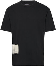 Nigel Boxy Peak Print Ss Tops T-Kortærmet Skjorte Black Gabba