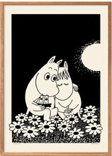 Moomin X Pstr Studio - Love Story Home Decoration Posters & Frames Posters Black & White PSTR Studio*Betinget Tilbud