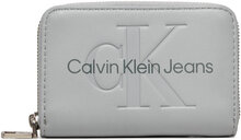 Liten damplånbok Calvin Klein Jeans Sculpted Med Zip Around Mono K60K612255 Grå