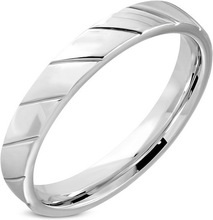 Fin Silverfärgad Ring i Kirurgisk Stål med Skråsnitt