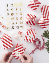 24 stk Rød og Hvite Advent-Bokser / Julekalender med Klistremerker og Hyssing