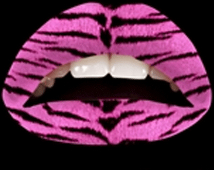 Roze tijger lip tattoo