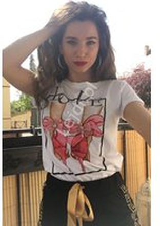 Biały t-shirt damski z napisem Love i różowymi szpilkami