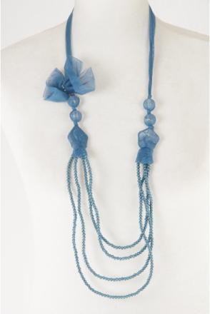 Lange halsketting van denimblauwe kralen en tule